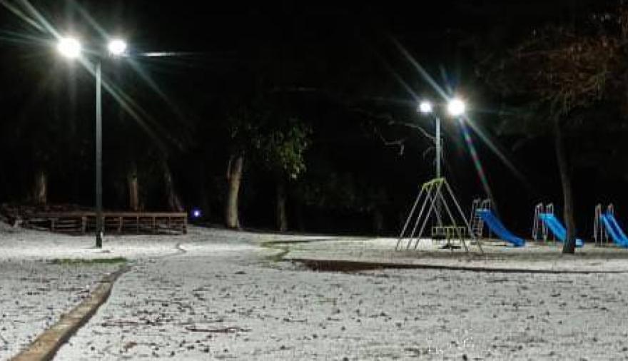 Necochea quedó cubierta de blanco tras una inesperada caída de granizo
