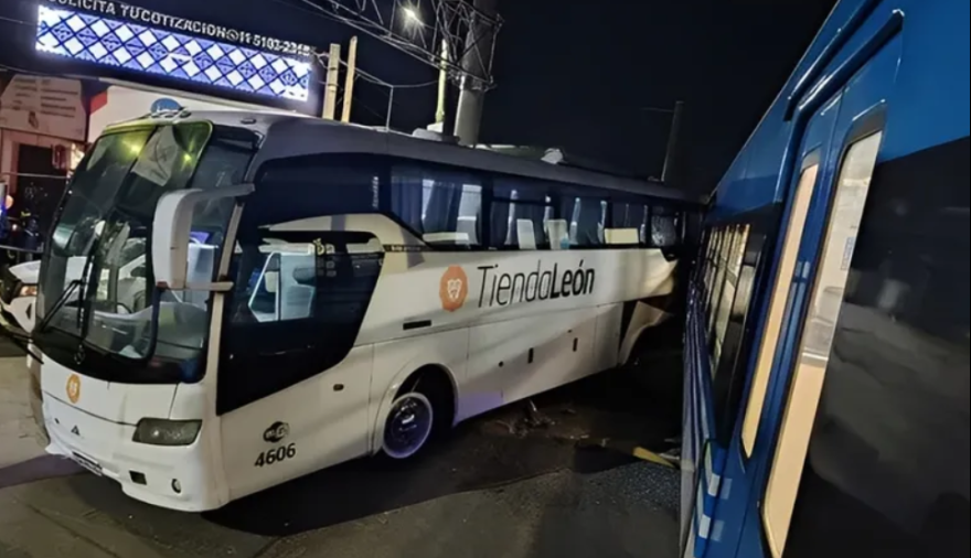 Una formación del tren Roca embistió a un micro en Monte Grande: hay al menos 12 heridos