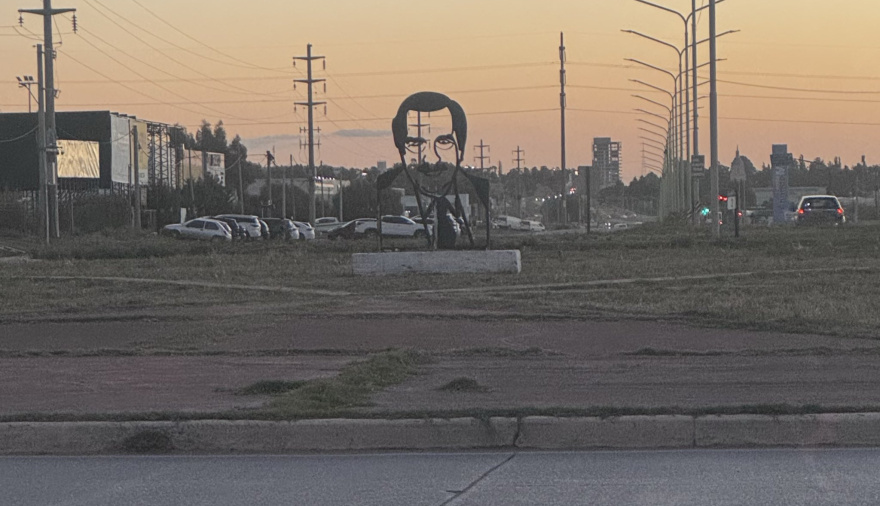 Insólito error en Google Maps: un monumento a Raúl Alfonsín figura como Saddam Hussein