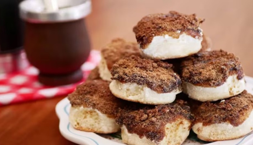 Junio con sabor bonaerense: llegan las fiestas de la torta negra, el pastelito y la miel
