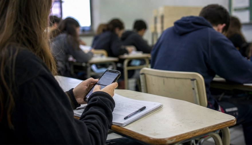 El Senado bonaerense sancionó la ley que limita el uso de celulares en las secundarias