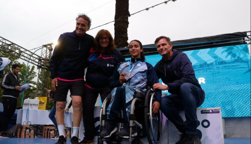 Bajo agua-nieve, Córsico y Sofía Luna ganaron la 27ª Maratón Dino Hugo Tinelli en Bolívar