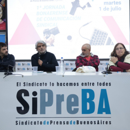 Correa: “Los trabajadores de prensa libran una gran batalla en su labor diaria”