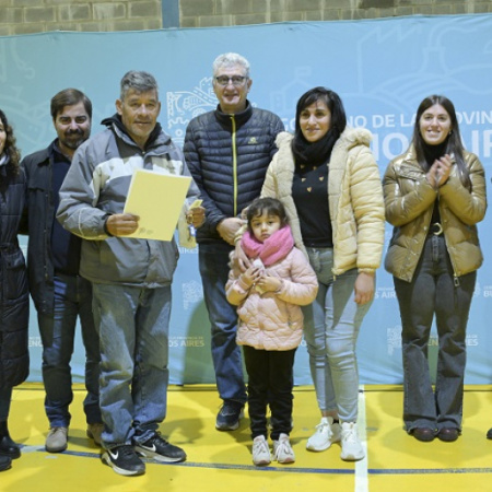 La Provincia entregó viviendas y escrituras gratuitas a familias de Villa Gesell