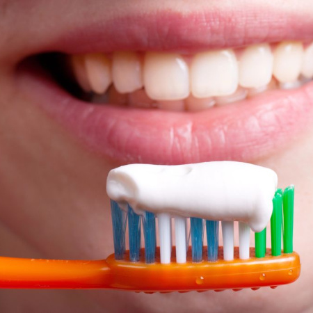 ANMAT prohíbe la venta de una conocida pasta dental tras miles de reacciones adversas