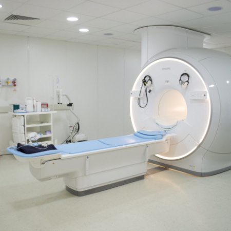 Kreplak inauguró un resonador y entregó equipamiento en el Hospital “Belgrano”