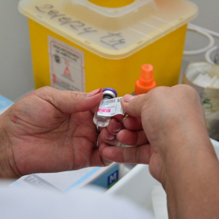 ¿Por qué los especialistas recomiendan vacunarse contra el dengue durante el invierno?