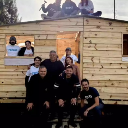 Bahía Blanca: familias afectadas por la inundación recibieron casas donadas por la AFA