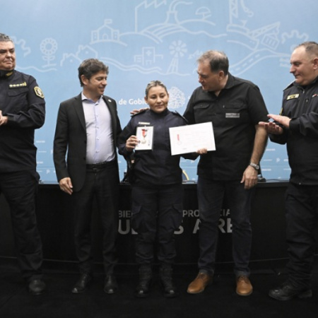 Kicillof entregó condecoraciones a oficiales de la policía provincial