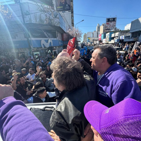 Milei suspendió su caravana en Lomas de Zamora entre manifestantes y abucheos
