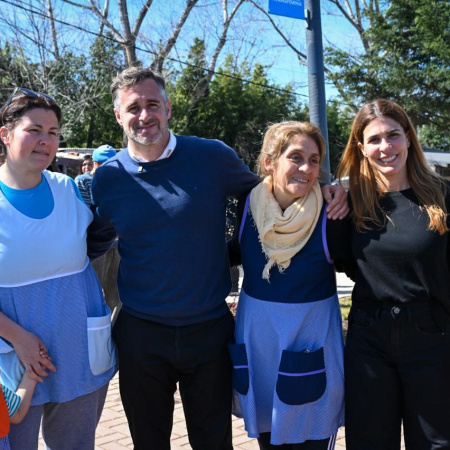 Vecinos y familias disfrutan de la plaza que transforma Río Luján
