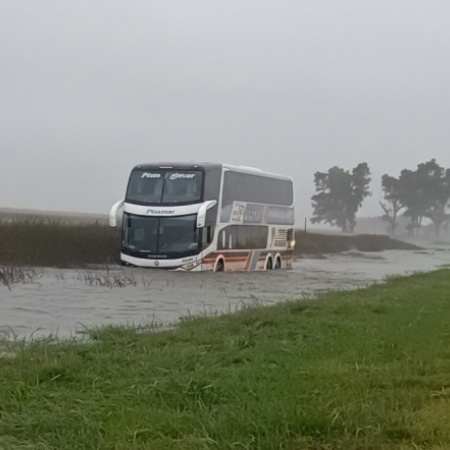 Un micro se despistó en la Ruta 5 y los pasajeros fueron evacuados en lancha