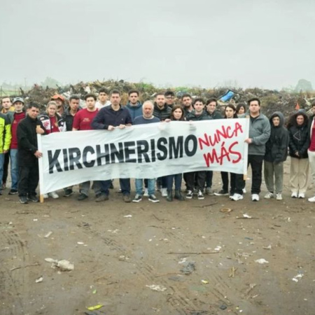 La postal de campaña de LLA llegó a Bahía Blanca: "Kirchnerismo Nunca Más"