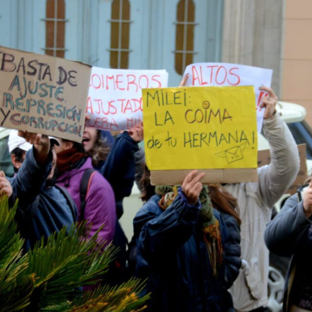 Protestas y repudio en Tandil durante la visita de campaña de La Libertad Avanza
