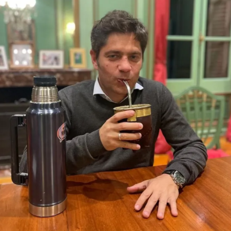 Kicillof ironizó “mateando” tras la marcha federal y el rechazo del veto al financiamiento universitario y pediátrico