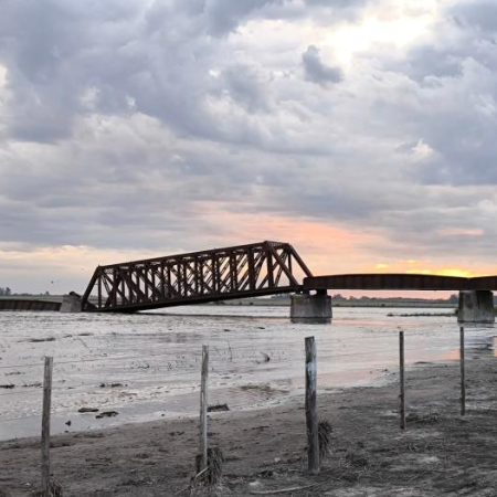 Se derrumbó un puente ferroviario en Chivilcoy y alertan por otro en la Ruta 5