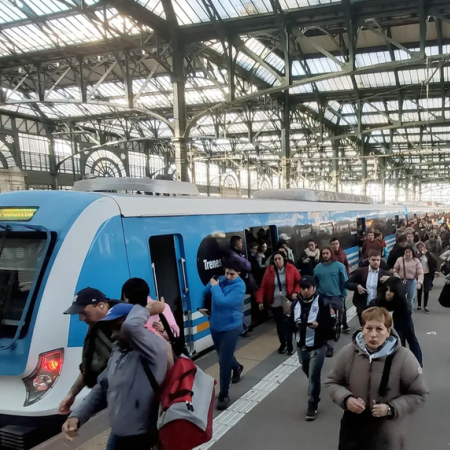 Tercer día de caos ferroviario en el AMBA: trenes demorados, cancelaciones y andenes colapsados