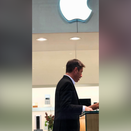Kicillof desmintió una supuesta foto suya comprando en Apple Store de Nueva York