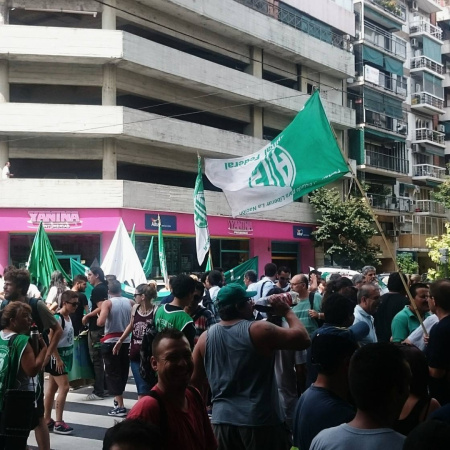 Trabajadores de hospitales porteños realizan una jornada de protesta contra el ajuste en Salud