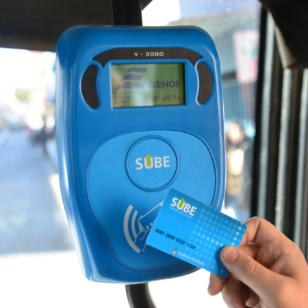 Presentan un proyecto para que los docentes viajen gratis en transporte público