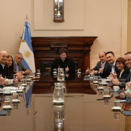 Milei posterga el anuncio del nuevo gabinete y crece la tensión en Casa Rosada