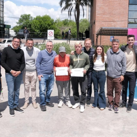 Ezeiza: Larroque y Granados entregaron subsidios y equipamiento deportivo