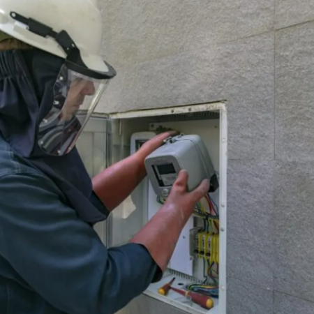 Autorizan suba de luz y modifican el sistema de lectura de los medidores en el AMBA