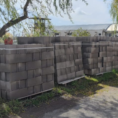 Trabajo solidario en la cárcel de Sierra Chica: producen bloques de concreto para instituciones locales