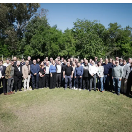 Intendentes dicen que Kicillof será "protagonista de la reconstrucción" y advierten que "no alcanza con el peronismo"