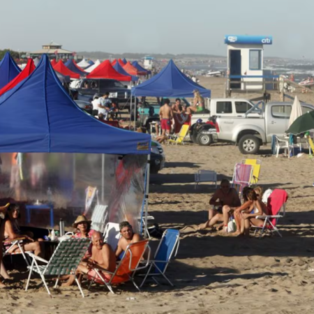 Monte Hermoso prohibió el uso de gazebos en la zona de baño de sus playas