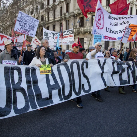 Jubilados entregarán miles de firmas en el Congreso y la Casa Rosada contra el ajuste