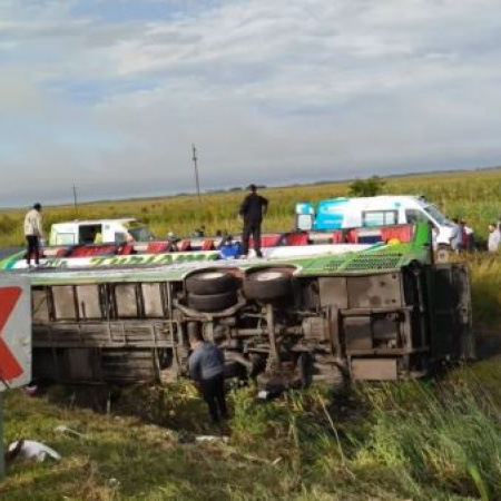 Volcó un micro en la Ruta 2 a la altura de General Pirán: dos muertos