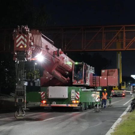 Cierran la Autopista Dellepiane por tres noches para instalar un nuevo puente peatonal