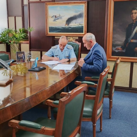 La UNLP y la Fuerza Aérea firmaron un acuerdo para potenciar proyectos de desarrollo aeroespacial