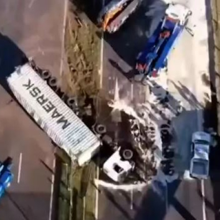 Volcó un camión con aceite en la Panamericana y hay caos de tránsito desde la madrugada