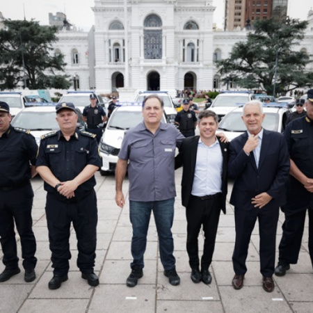 Kicillof entregó 40 patrulleros para fortalecer la seguridad en La Plata