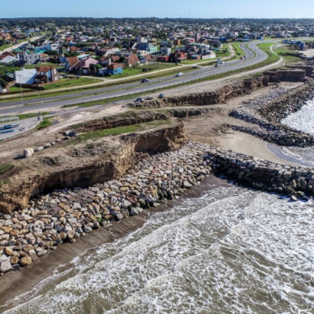 Pehuen Co: construyen una defensa costera para enfrentar el avance del mar