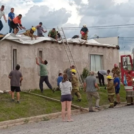 Fuerte temporal en el sur bonaerense: granizo, voladura de techos y calles anegadas