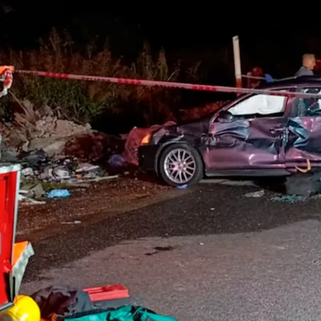 Atropellaron a una dotación de bomberos que trabajaba en un incendio: un muerto y tres heridos