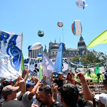 CGT marchó contra la reforma laboral y anticipó que podría llamar a un paro nacional