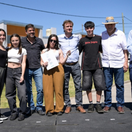 La Provincia entregó casas en Laprida y Olavarría