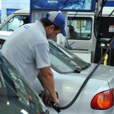 Crece la polémica por la creación de tasas municipales a la carga de combustible en distritos bonaerenses