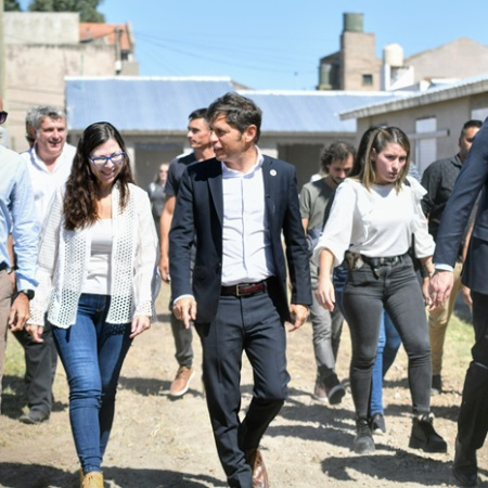 Kicillof encabezó la entrega de 66 viviendas en Tandil