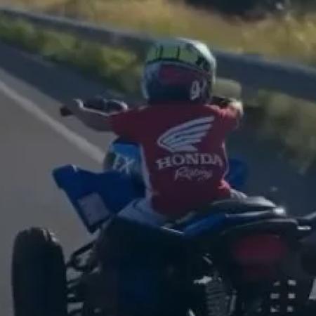 Le sacaron la licencia por hacer que su hijo de 5 años maneje un cuatriciclo en la ruta