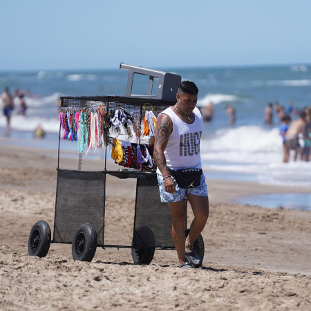 Vendedores ambulantes denuncian amenazas y recaudación ilegal en las playas de La Costa