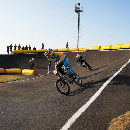 Vicente López lanza clases de skate, BMX y patín carrera junto al río durante el verano