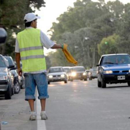 Tandil impulsa un proyecto para prohibir a los cuidacoches en la vía pública
