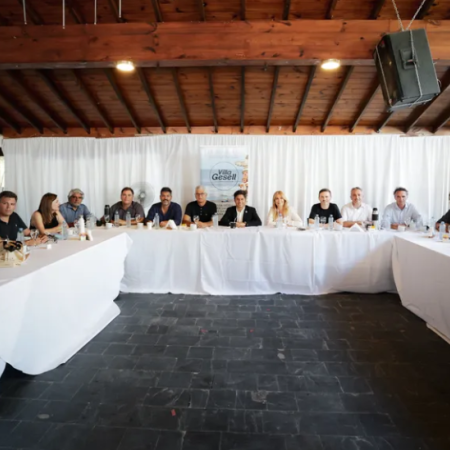 Kicillof respaldó la reelección indefinida de intendentes en el inicio del año político del MDF