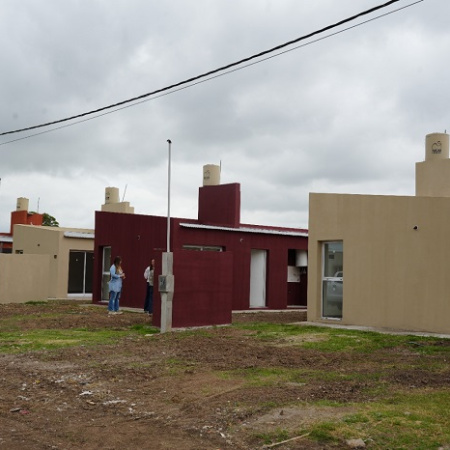 La Provincia reactiva viviendas paralizadas por Nación en Castelli y completa unidades del programa Casa Propia