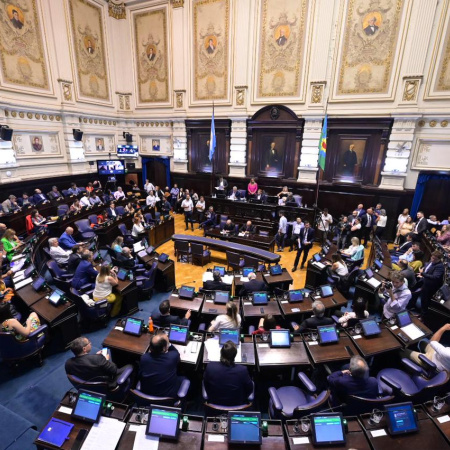 Reelecciones indefinidas: ruido interno en el oficialismo y fuego cruzado opositor